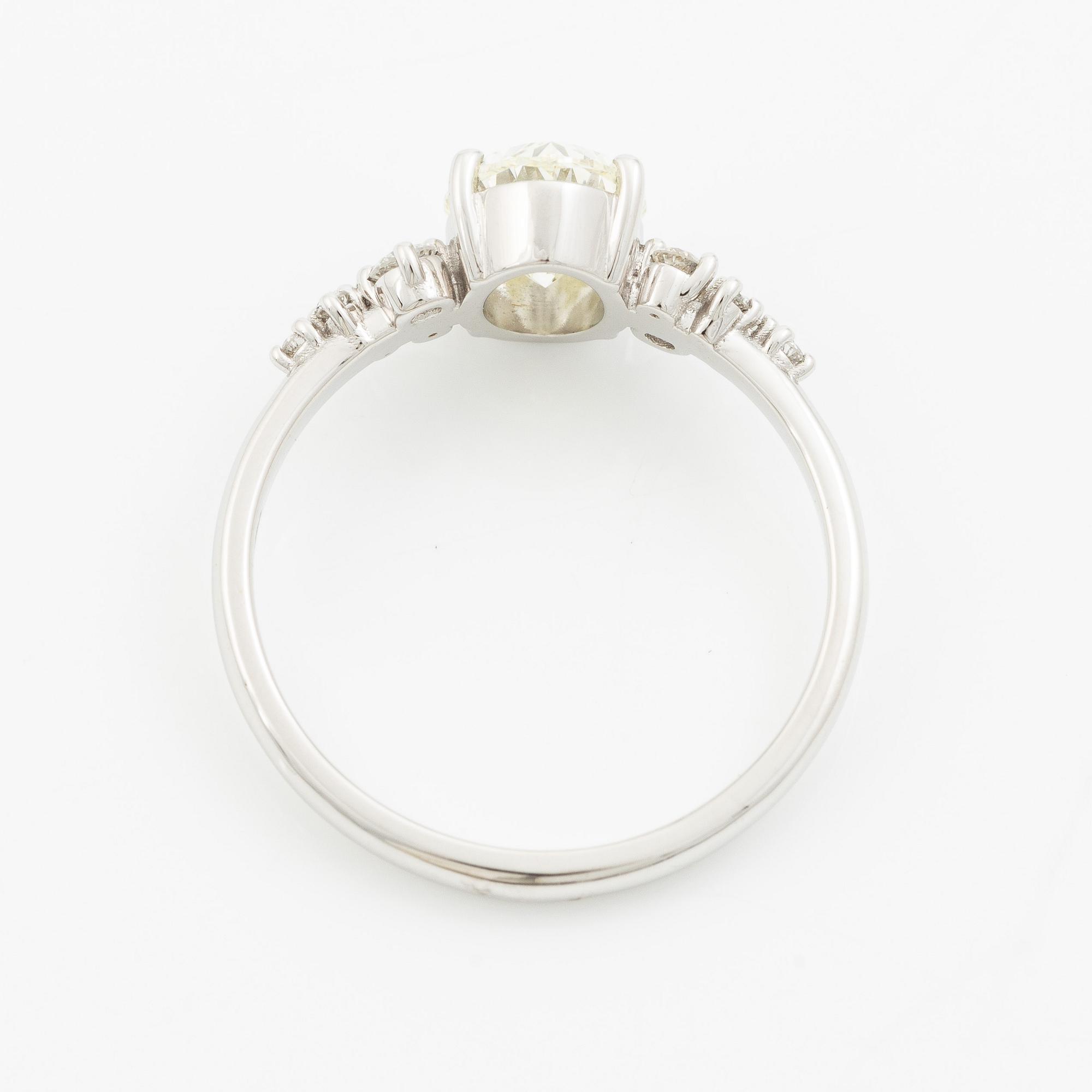 Ring 18K white gold with an oval brilliant-cut diamond 1.29 ct, accompanied by GIA report.