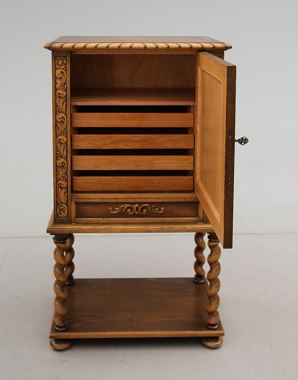 BESTICKSCHATULL, renässansstil, 1900-talets första hälft.