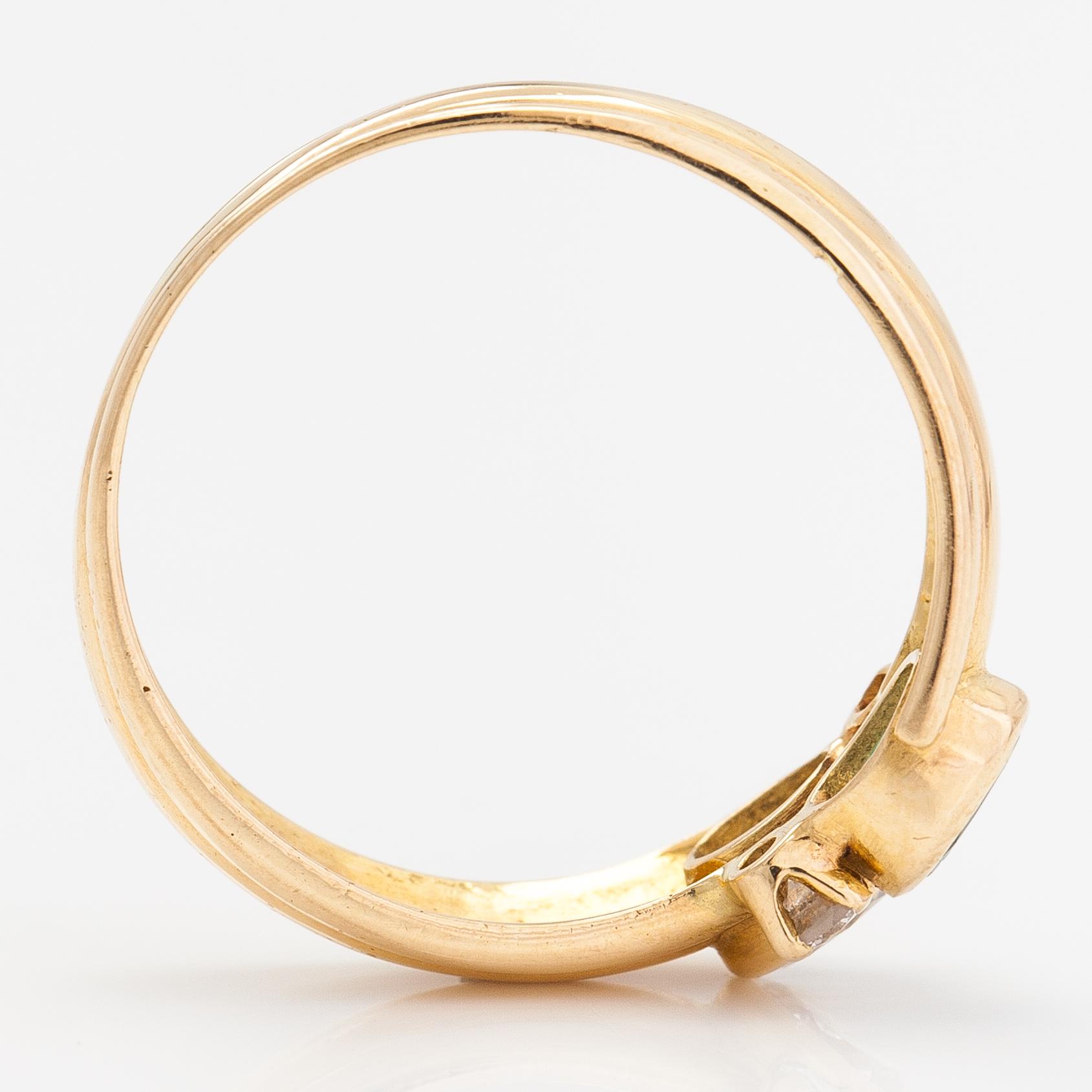Ring, 18K guld, smaragd och diamanter ca 0.42 ct tot. Finska importstämplar.