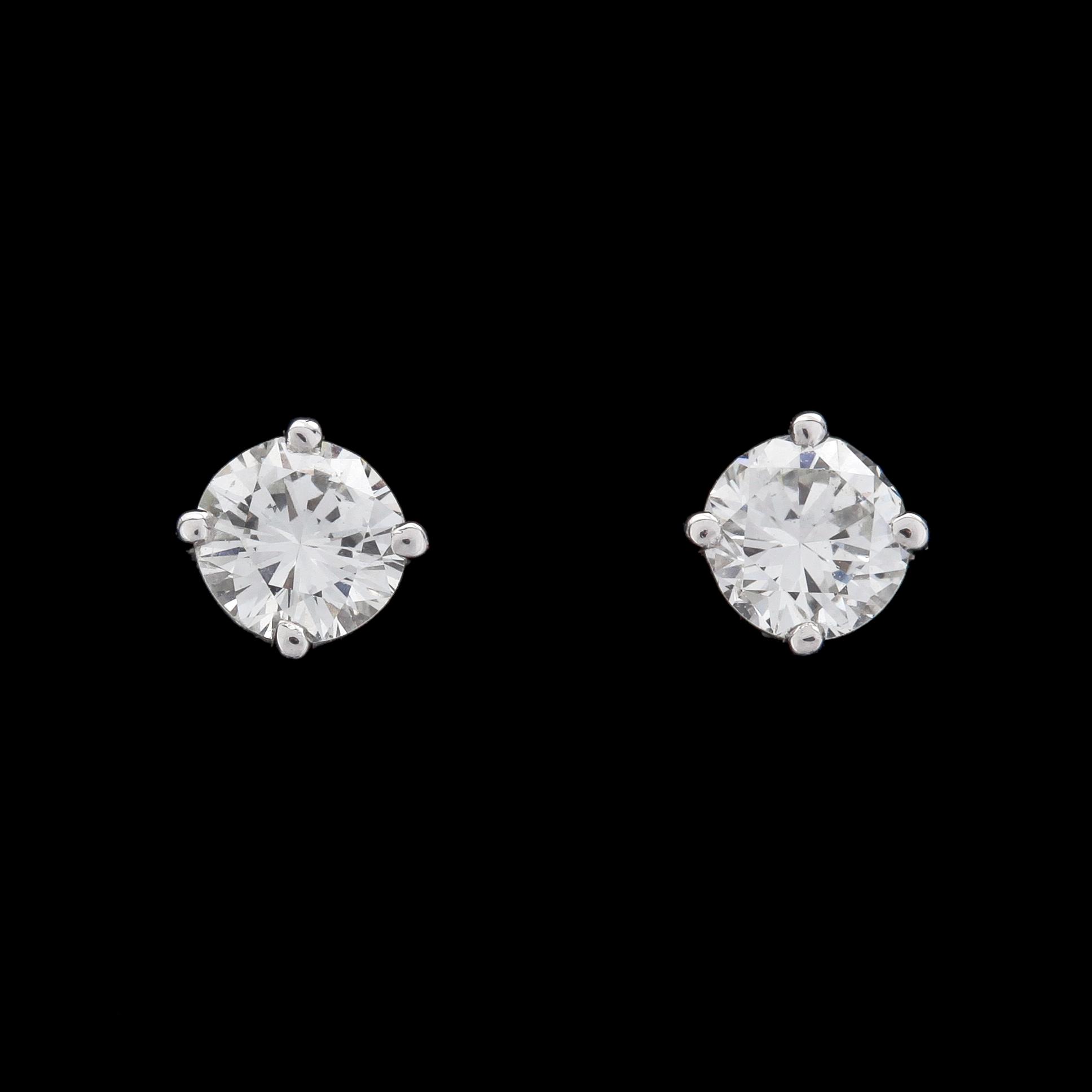 ÖRHÄNGEN, vardera briljantslipad diamant, ca 0.30 ct.