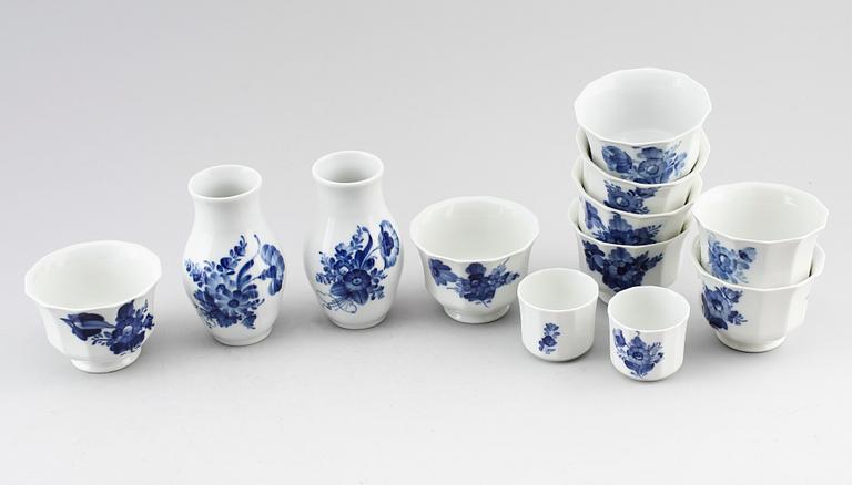 SAMLING SERVISDELAR, 12 delar, porslin, "Blå Blomst", Royal Copenhagen.