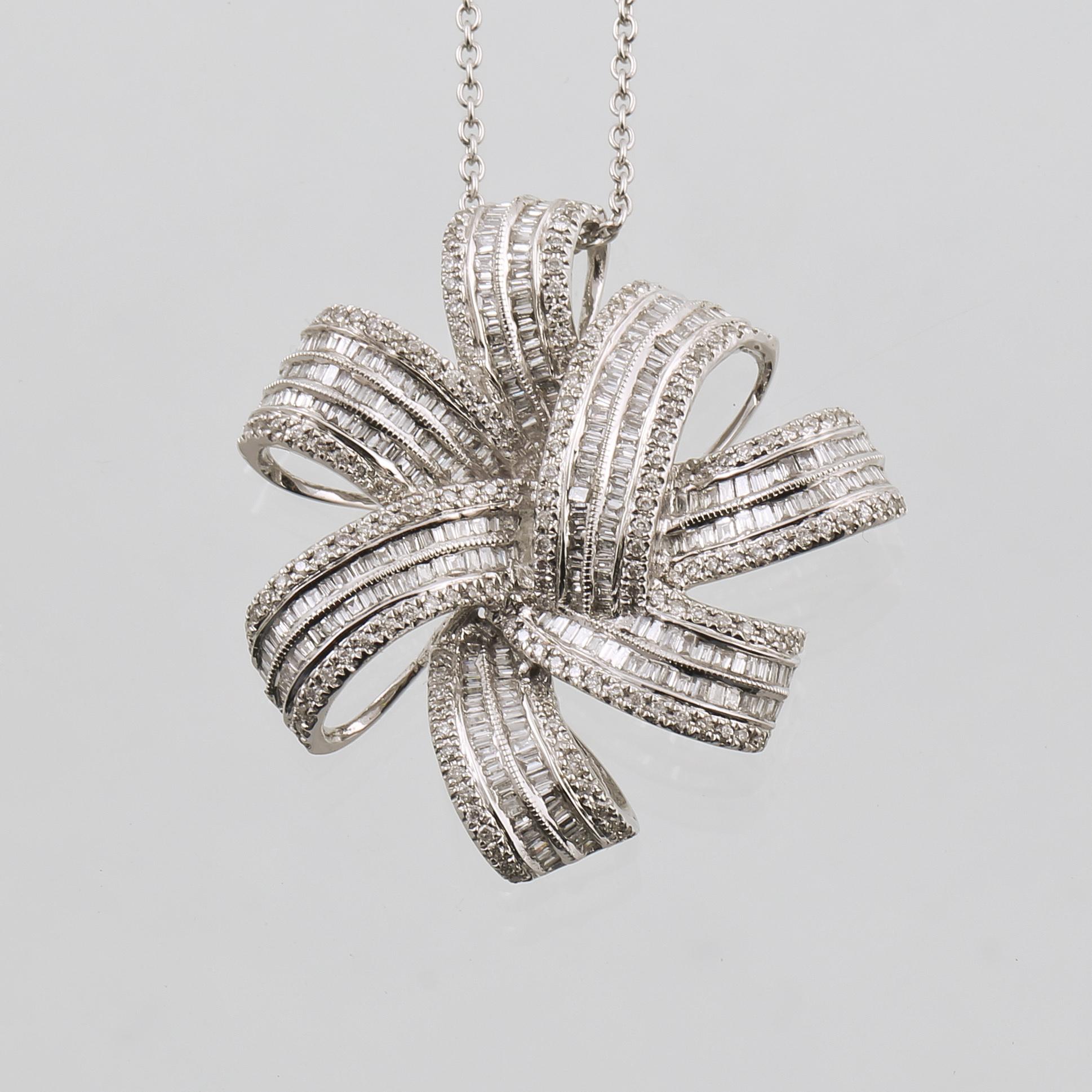 HÄNGE, 18K vitguld med briljant och baguettslipade diamanter 1.36 ct. Vikt 10,8 gram.