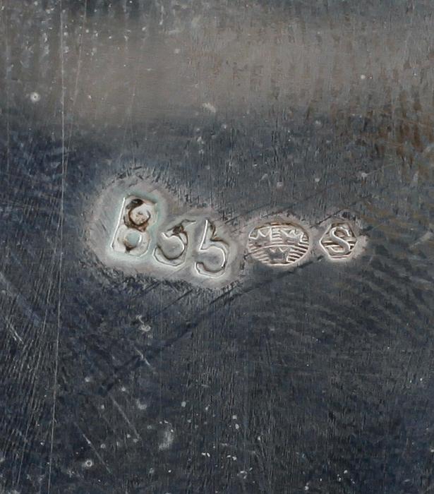 SKRIN SAMT NÅLFAT, silver, 1900-talets mitt. Vikt 277 g.