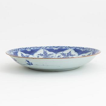 Skålfat, porslin, Qingdynastin, Kangxi (1662-1722).