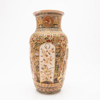 A porcelain set, 3 pieces, Satsuma, Japan, 20th century.