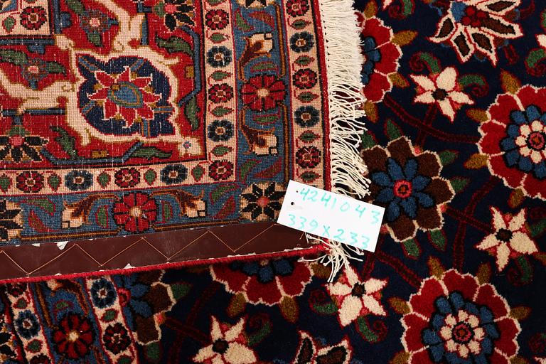 A semi-antique Varamin carpet, a. 339 x 233 cm.
