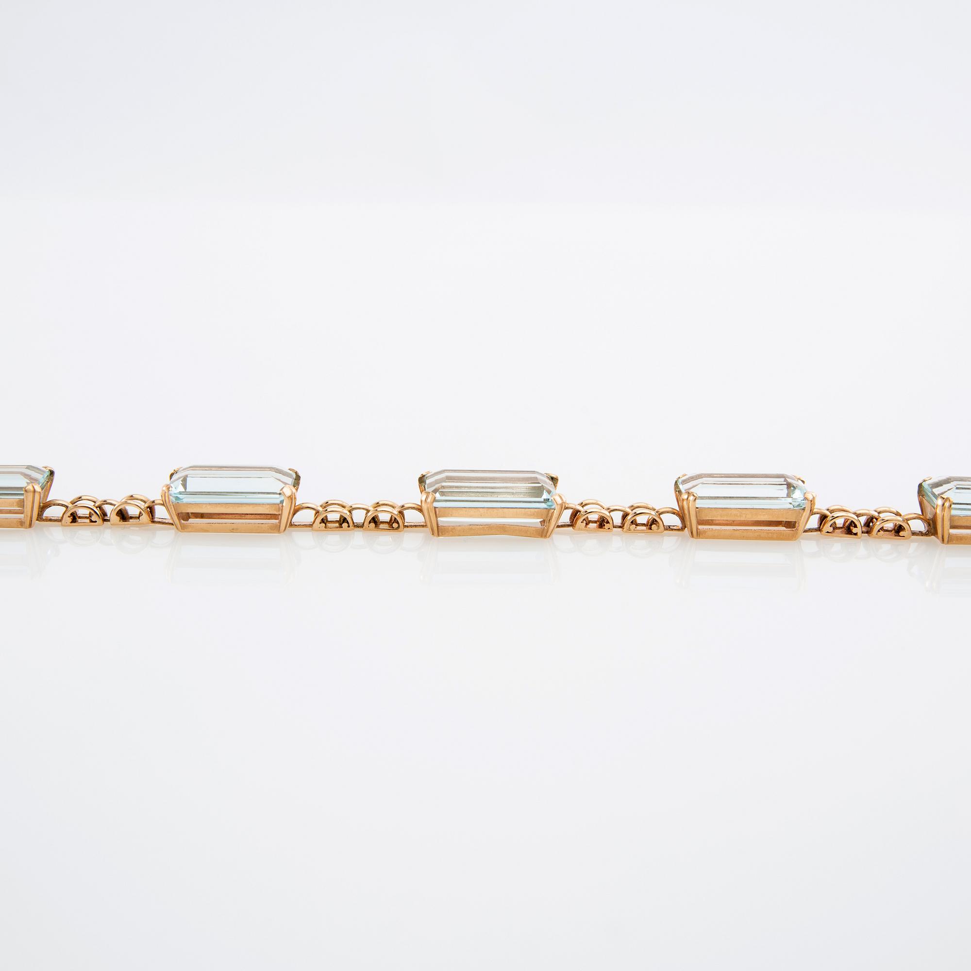 Bracelet 18K gold with step-cut aquamarines.