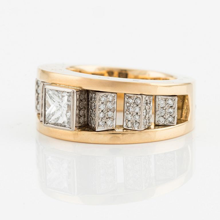Gaudy ring 18K guld med en prinsesslipad diamant.