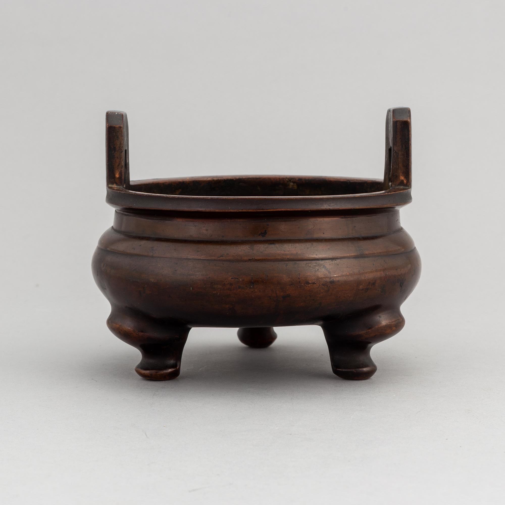 A Chinese bronze censer, late Qing dynasty, around the year 1900.