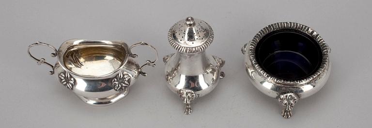 SALTSTRÖARE samt 2 st. SALTKAR, silver, London 1960-tal samt Birmingham 1912. Vikt 216 g.