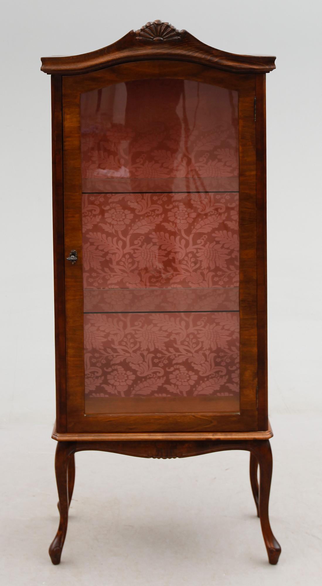 VITRINSKÅP, rokokostil, 1900-talets andra hälft.