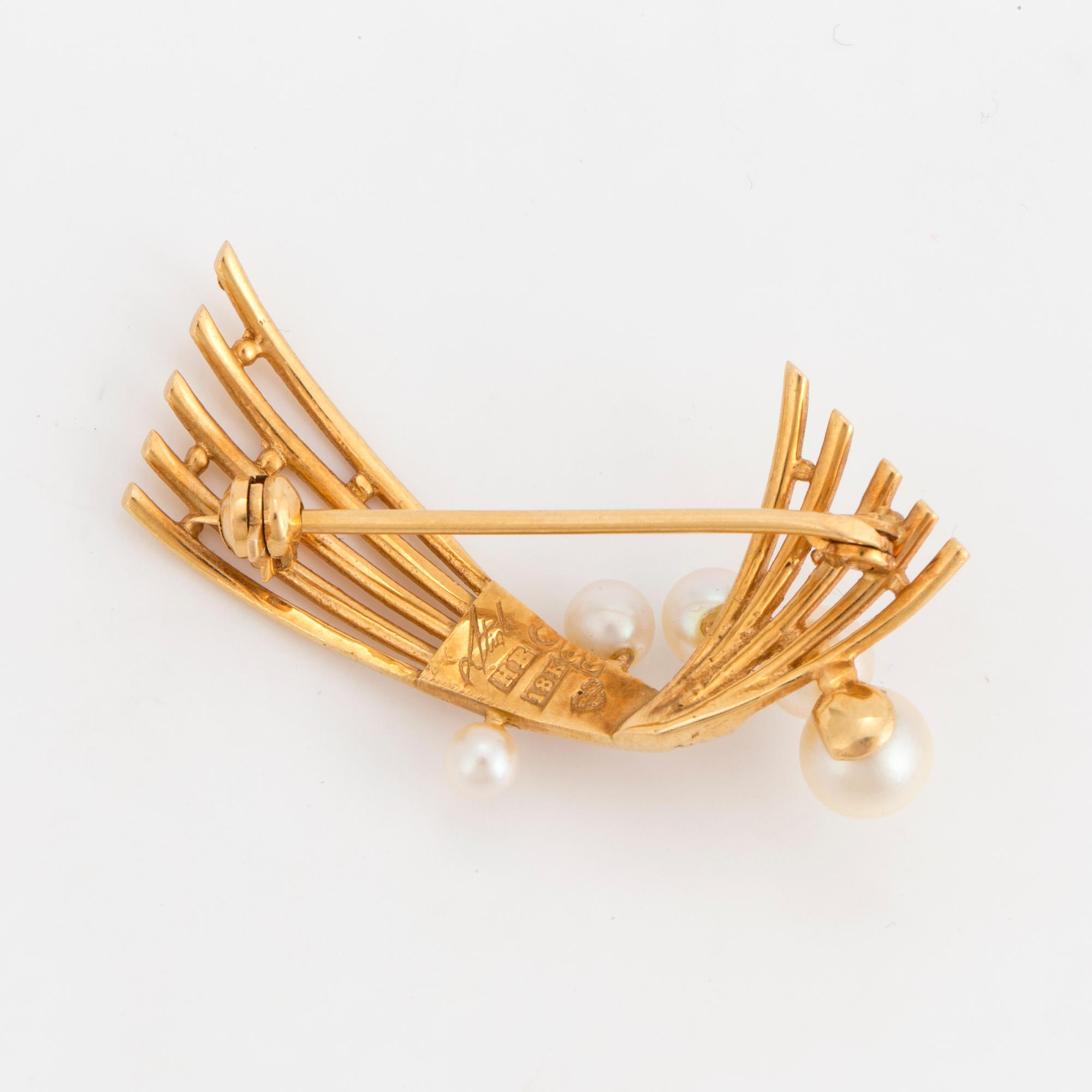 STIGBERT, Brooch, 18K gold and cultured pearls.