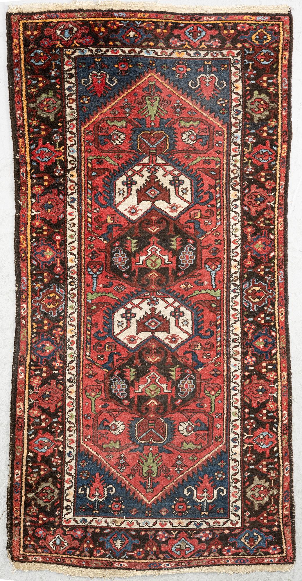An Oriental rug, approx. 200 x 105 cm.