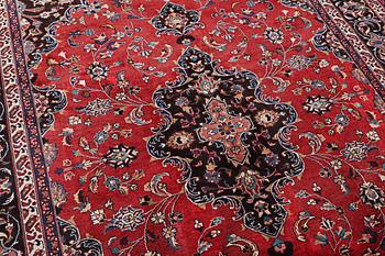 A Kashan carpet, c. 285 x 202 cm.