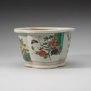 A famille verte flower pot, Qing dynasty, 19th Century.