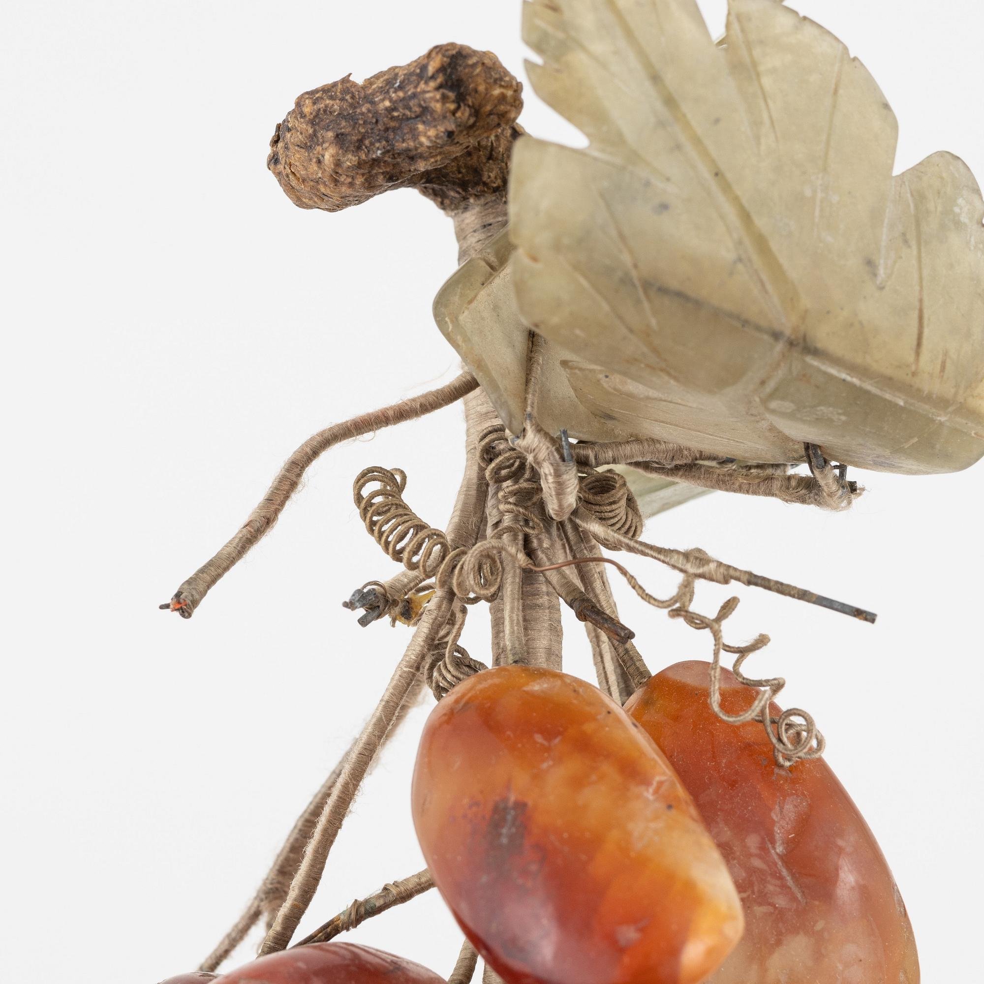 A set of eight decorative grapes in the material nephrite, quarts, amethyst.