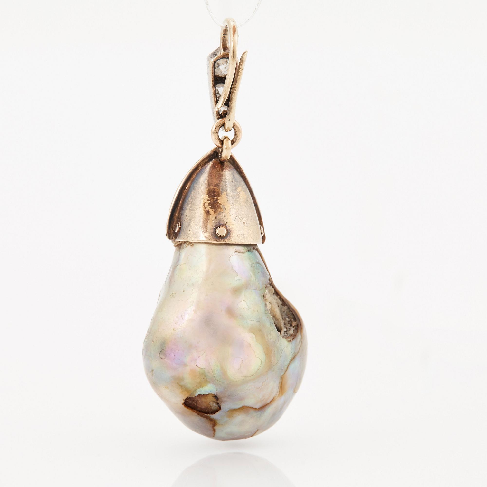 A PEARL PENDANT.