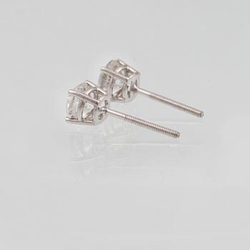 ÖRHÄNGEN, 14K vitguld med briljantslipade diamanter ca 1.50 ct. Vikt 1,3 gram.