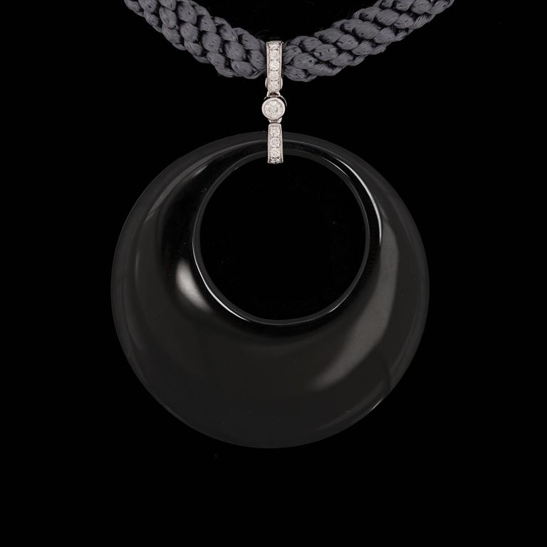 An onyx pendant set with brilliant cut diamonds, tot. 0.29 ct.