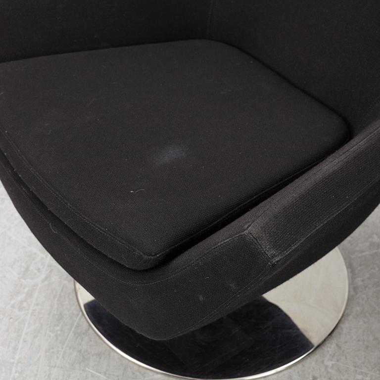 Roger Persson, fåtöljer ett par, "Happy Swing", Swedese. 2000-tal.