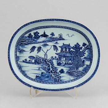 A blue and white oval dish, Qing dynasty, Qianlong (1736-95).