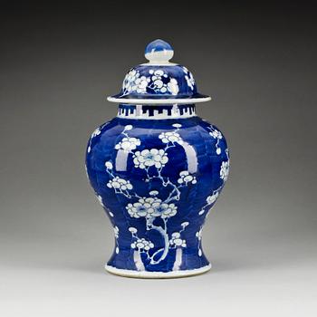 URNA med LOCK, porslin, sen Qingdynasti 1800-tal.