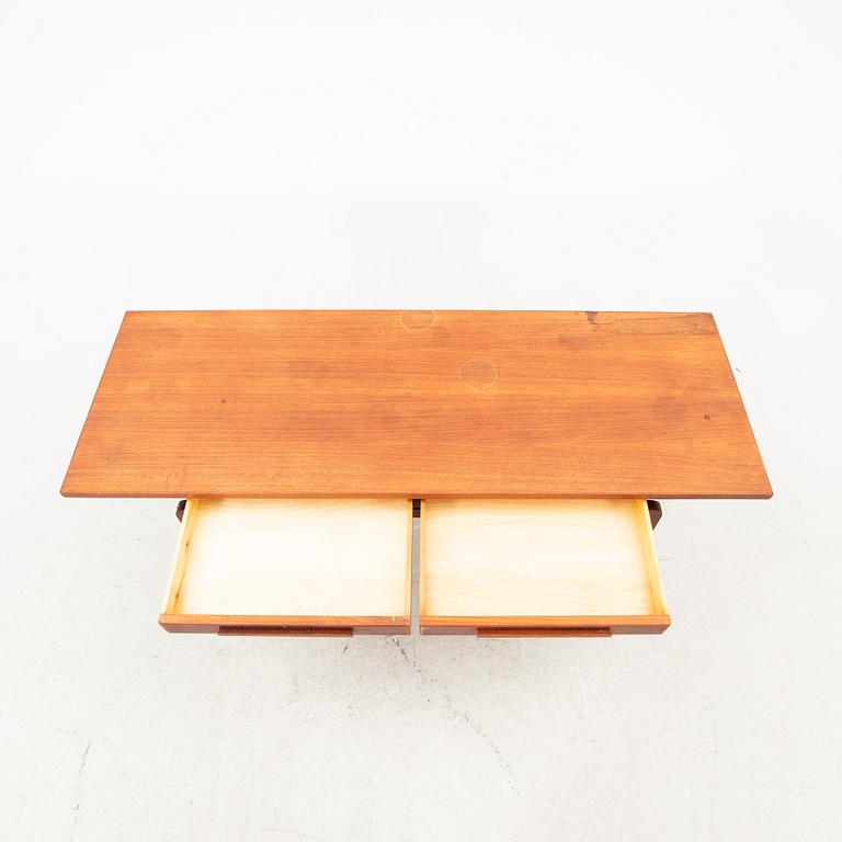 A teak coffee table from the middle of the 20th century.