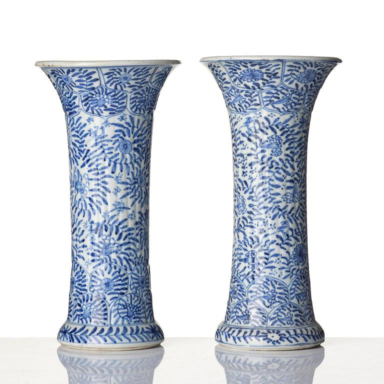 A pair of blue and white 'floral' vases, Qing dynasty, Kangxi (1662-1722).
