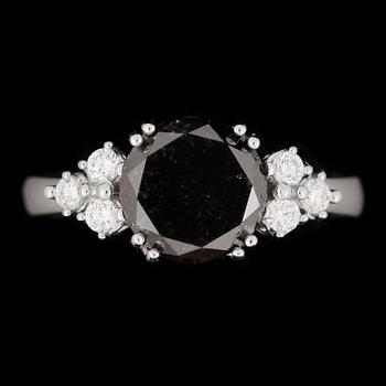 RING, 18k vitguld med briljantslipad färgad svart diamant ca 3,00 ct samt 6 st diamanter tot ca 0,20 ct. Vikt ca 6,55 g.