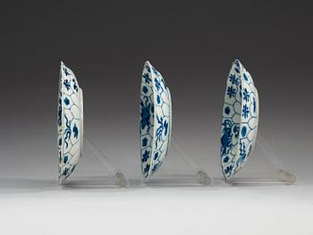 A set of three blue and white dishes with four-clawed dragons, Qing dynasty, Kangxi (1662-1722).