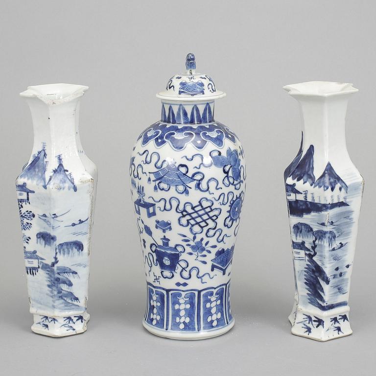 LOCKURNA samt VASER, 2 st, porslin, Kina. 1800/1900-tal.