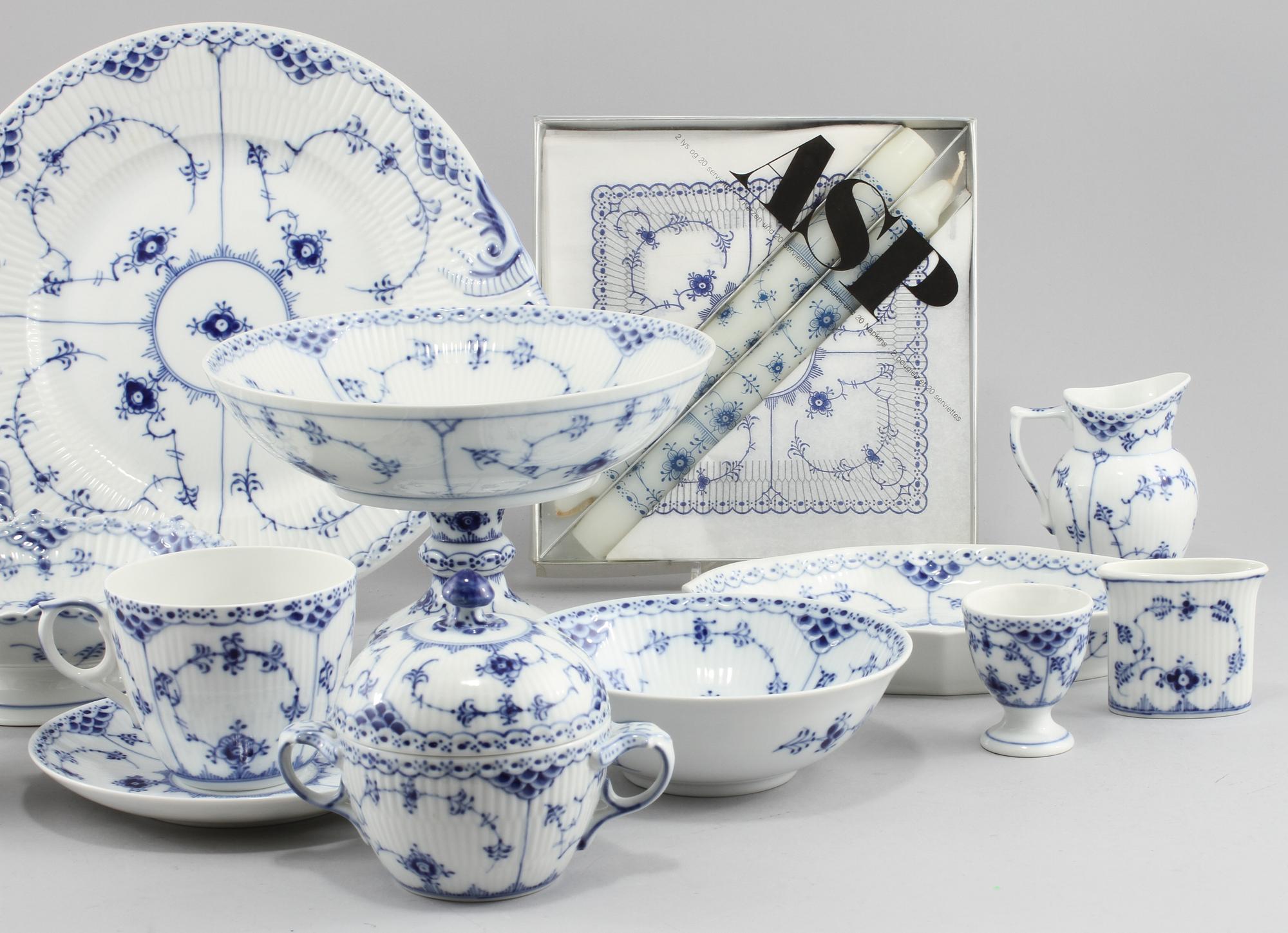 SERVISDELAR, 59 st, porslin, "Musselmalet", Royal Copenhagen, 1900-talets andra hälft.