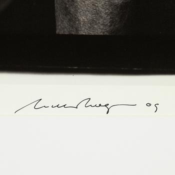 William Wegman, archival pigment print, 2009, signerat. Numrerat 119/1500 a tergo.