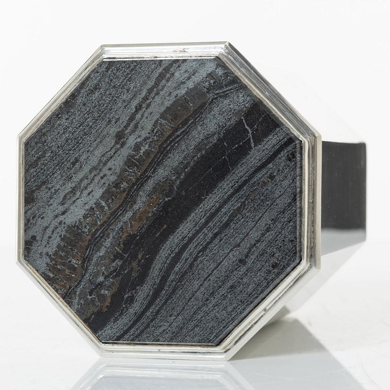 Atelier Borgila, burk med lock, sterling silver och järnmalm, Stockholm 1978.