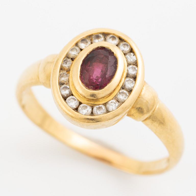 Ring, 18K guld med rubin och briljantslipade diamanter.