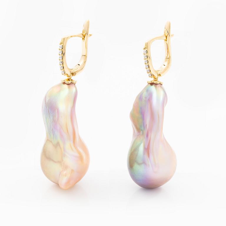 Earrings in 18K gold with cultured baroque freshwater pearls and brilliant-cut diamonds.