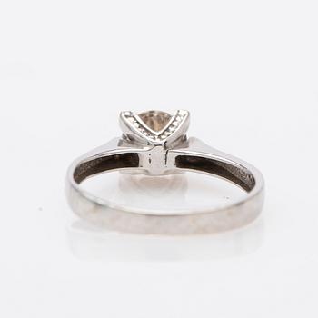 Ring, 18K vitguld med briljantslipad diamant.