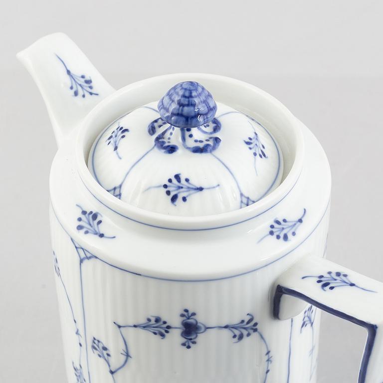 A 'Blue Fluted Plain' / 'Musselmalet rifflet' coffee pot, Royal Copenhagen, model 372, 1898-1923.