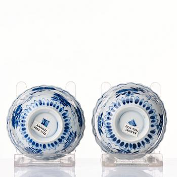 A pair of blue and white cups with stands, Qing dynasty, Kangxi (1662-1722).