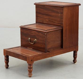 BIBLIOTEKSSTEGE, engelsk stil, 1900-talets andra hälft.