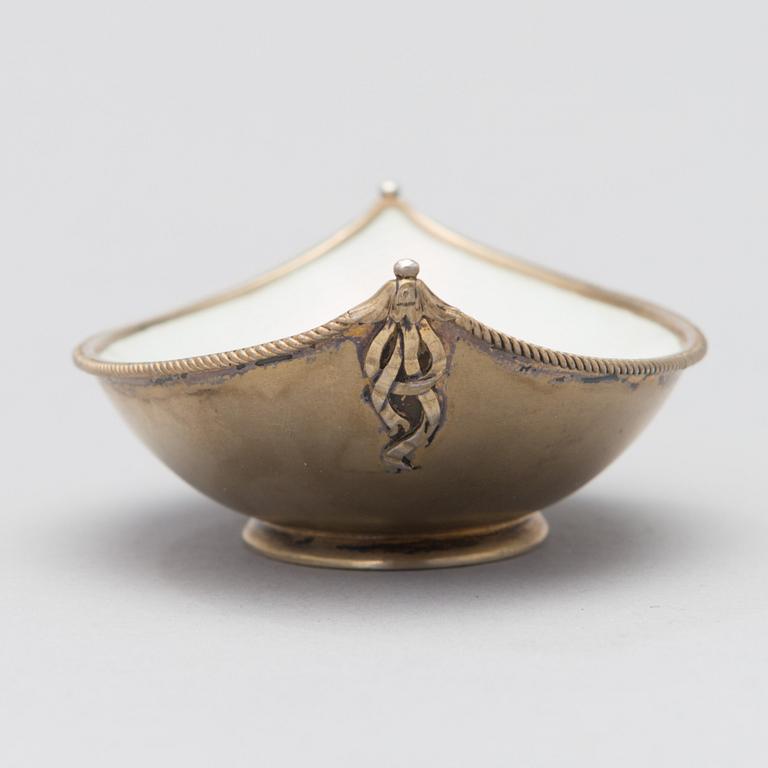 NEULAVATI, valkoiseksi emaloitu hopeaa, Henrik Wigström, Pietari 1890-luku.