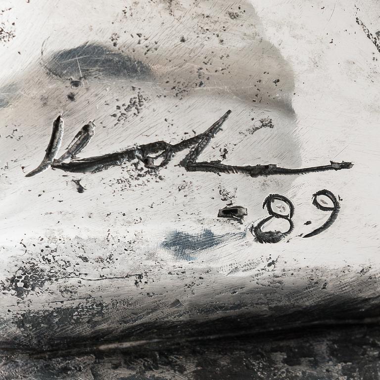 Pertti Kolehmainen, hopeaveistos, signeerattu 1989, numeroitu 4/6.