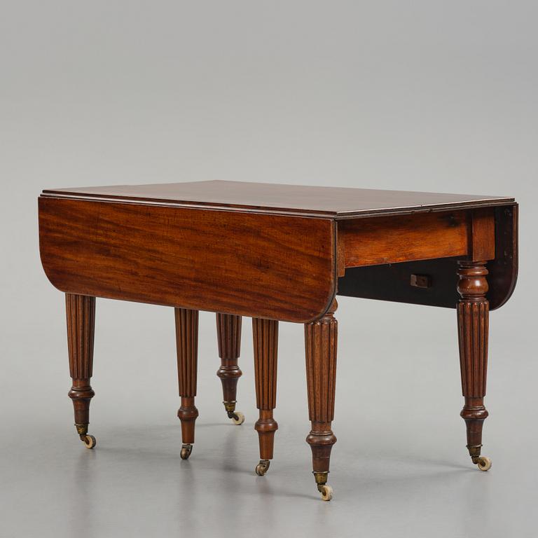 A Regency mahogany dining table, first part 19th century.
