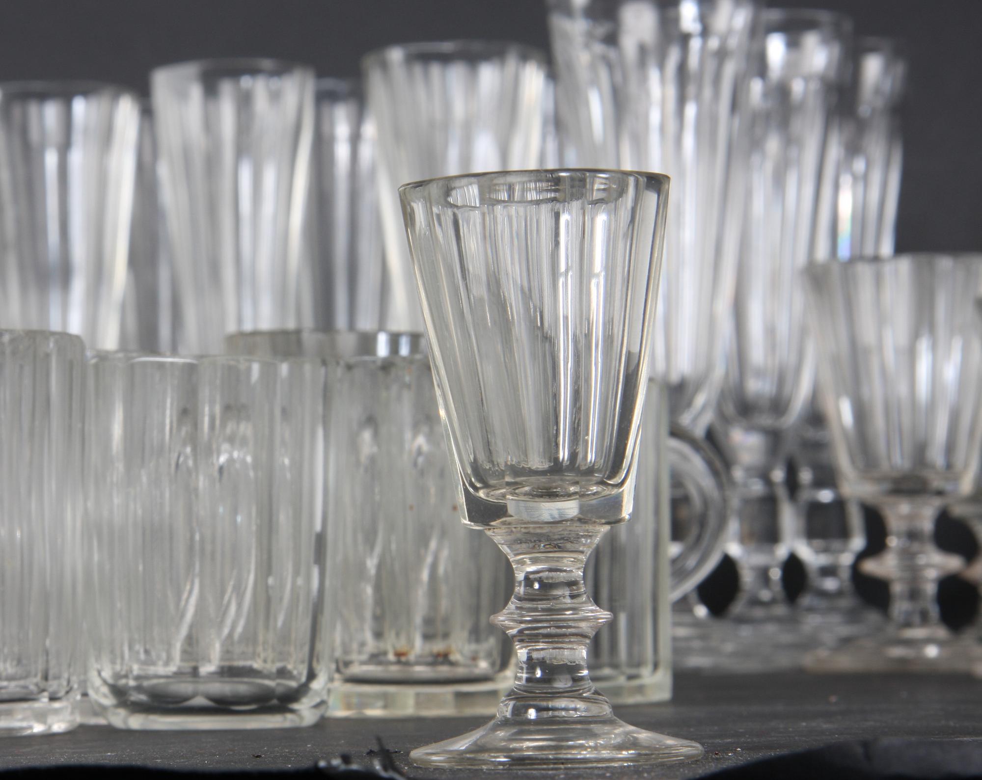 SERVISDELAR, ca 100 delar, glas, 1800/1900-tal.