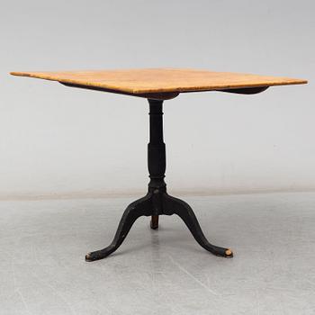 An early 19th Century tilt top table.