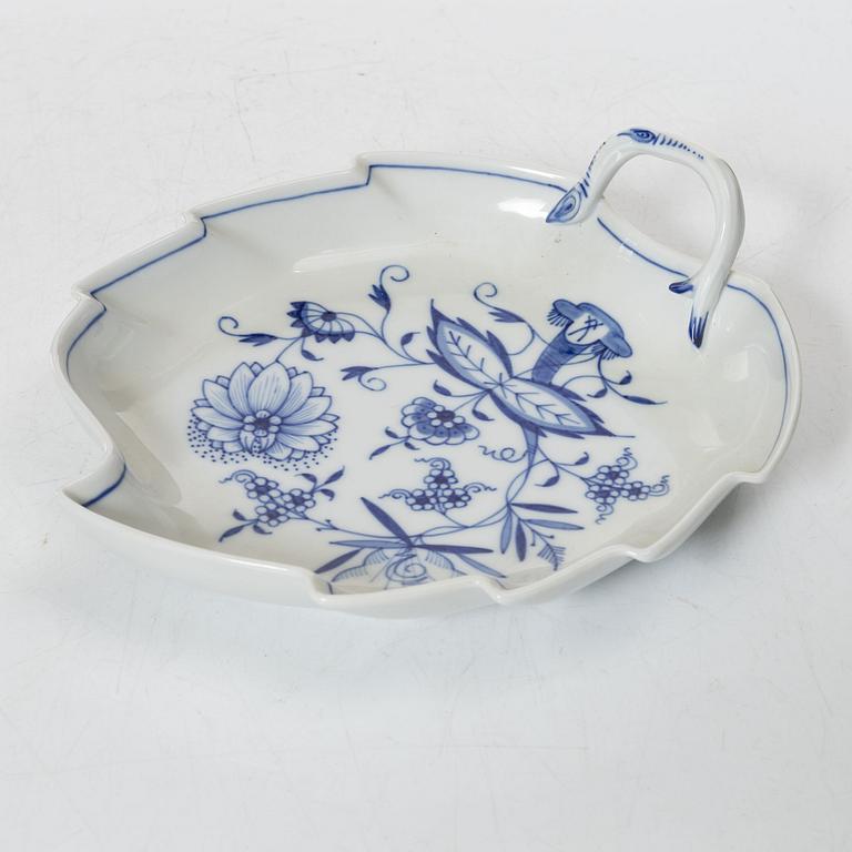 Meissen, a set of nineteen porcelain parts, 'Zwiebelmuster/Blue Onion', Germany.