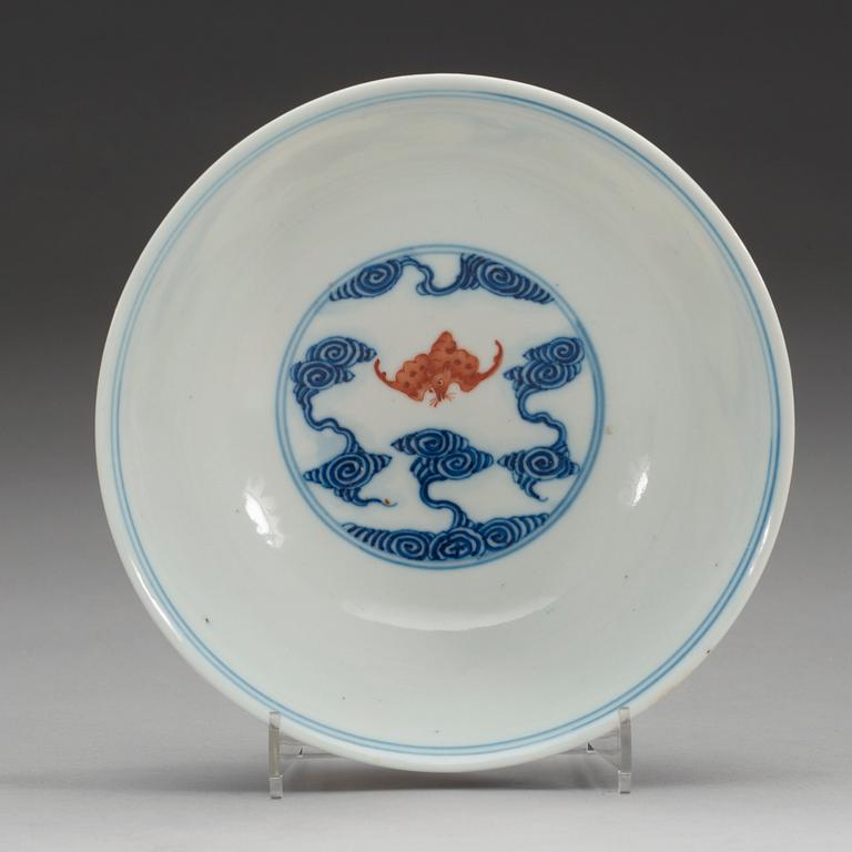 A blue and white 'bats' bowl, late Qing dynasty with Guangxu six character mark.