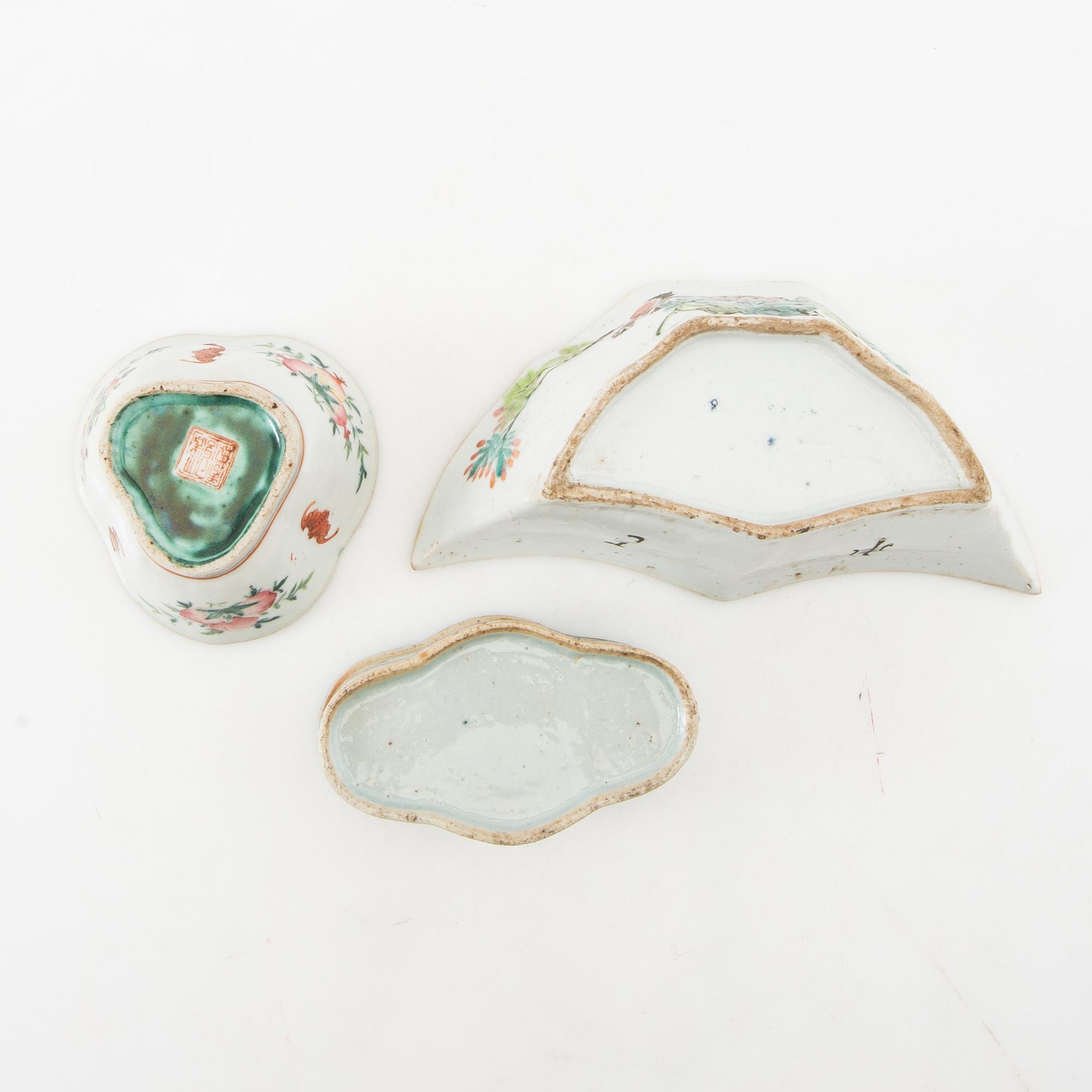 Skålfat två stycken samt tvålkopp. Kina, sen Qing dynasti och 1900-tal.