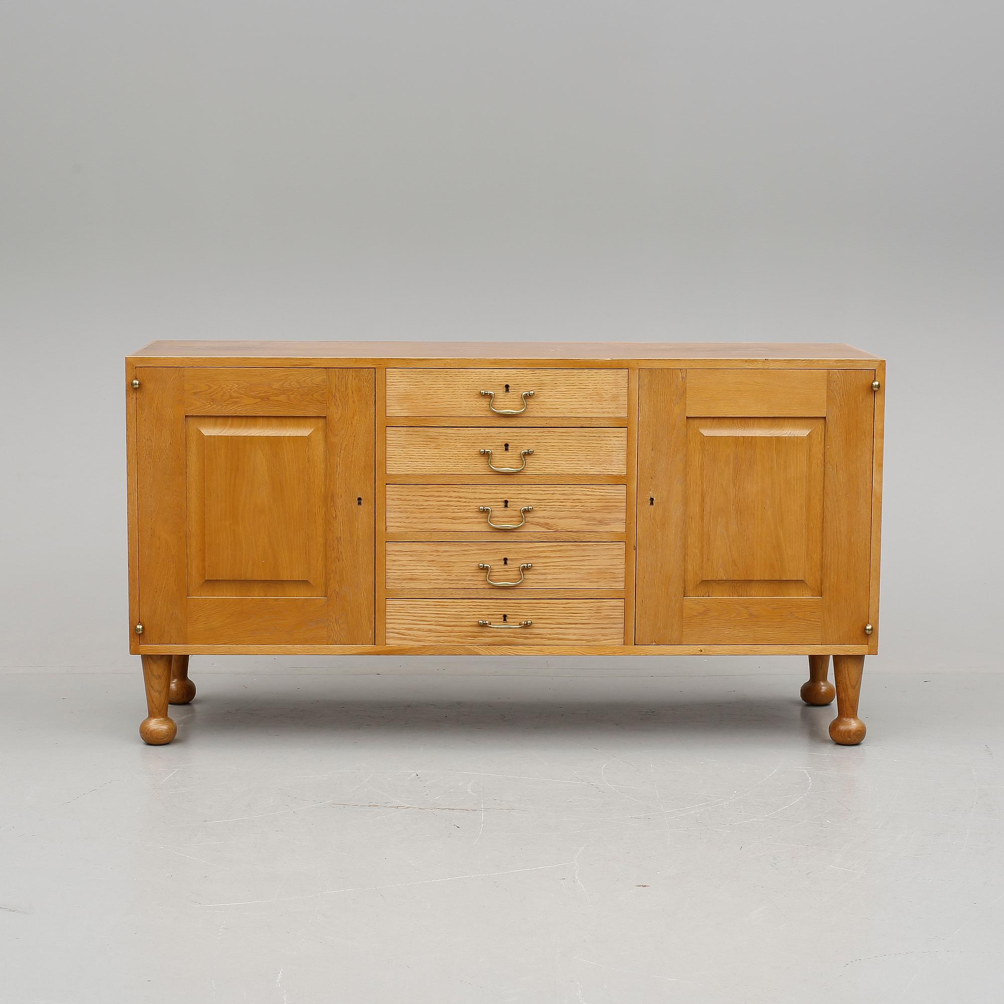 Josef Frank, an elm and mahogany sideboard, Svenskt Tenn, model 727, probably 1960's.