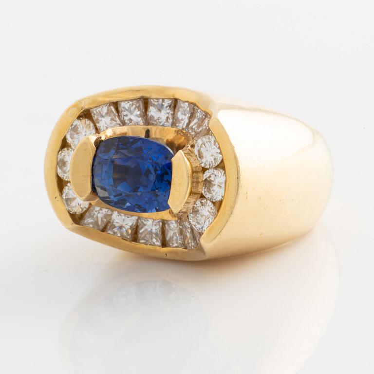 Ring 18K guld med en oval fasettslipad safir.